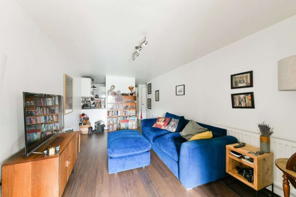 Beautiful two bedroom apartment at the head of the Kingsland Basin. - Photo 1