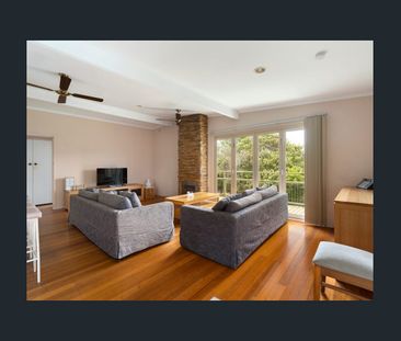 Charming, light-filled home with dual living floorplan - Photo 1