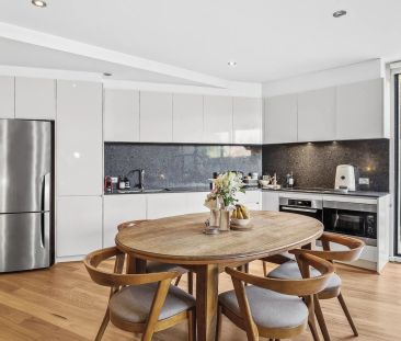 Modern Comfort and Convenient Living in Yarralumla - Photo 5
