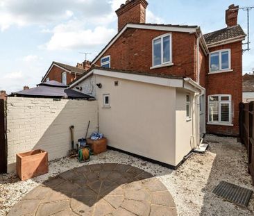 3 bedroom end of terrace house to rent - Photo 2