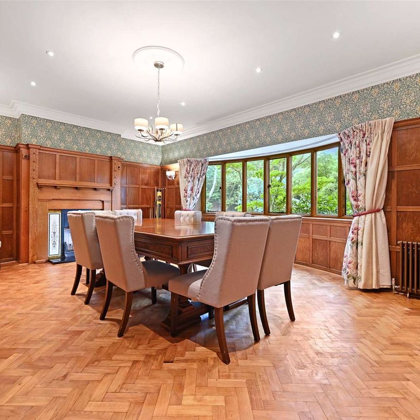 A beautifully presented and spacious six bedroom, five bathroom house. Offered unfurnished and available now. - Photo 1