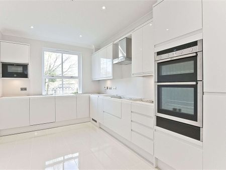 Town house set in a private gated development overlooking the river and 0.7 miles away from Hampton Court Station. - Photo 4