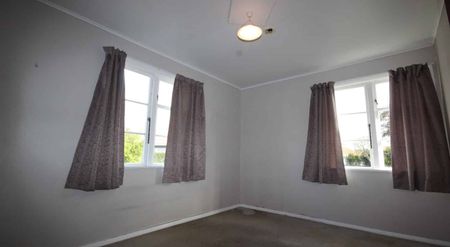 THREE BEDROOMS - ROSLYN - Photo 3