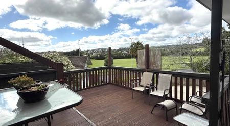 Spacious 3 Bedroom Family Home with Elevated Views Over Waipuna Park - Photo 5