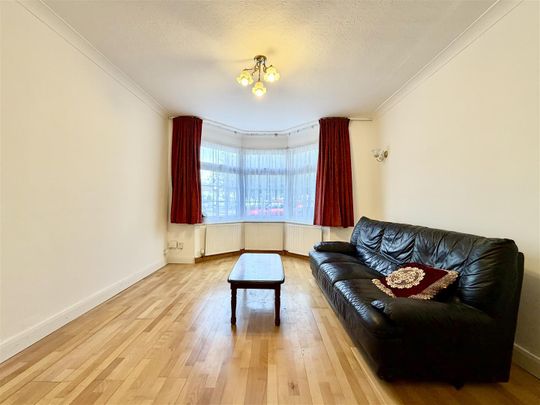 3 bed house to rent in Berridge Green, Edgware, HA8 - Photo 1