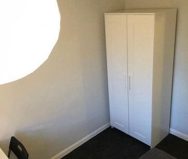 4 bedroom flat share to rent - Photo 1