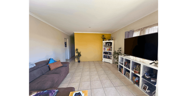 NEAT MODERN UNIT - SINGLE GARAGE & SPACIOUS OPEN-PLAN LIVING, DINING & KITCHEN, CONVENIENT LOCATION! - Photo 1