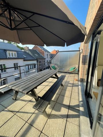 Ruim duplex appartement met 2 slaapkamers en gezellig terras in het centrum van Hasselt. - Photo 3