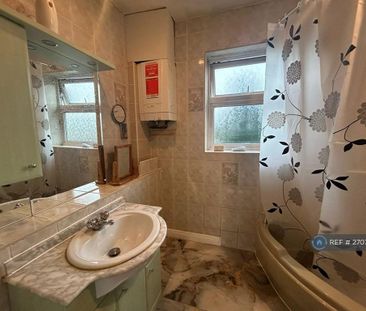 1 bedroom in a house share to rent - Photo 2