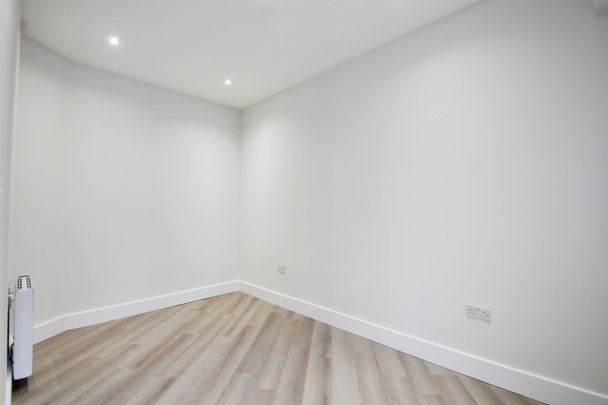 1 bed flat to rent in Station Road, Egham, TW20 - Photo 1