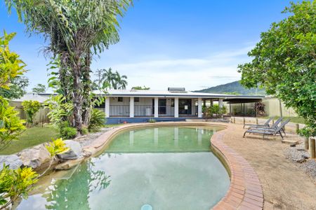 SPACIOUS FAMILY HOME WITH A POOL! - Photo 5