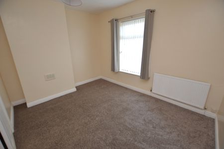 2 Bedroom Terraced House - Photo 2