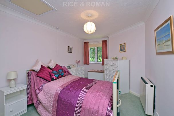 1 Bedroom Apartment, Royston Court – Hinchley Wood - Photo 1