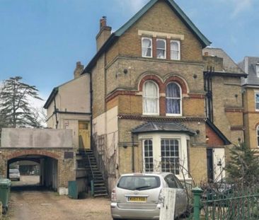 Self Contained studio flat ideal for single working person only- £1... - Photo 1