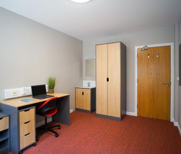 1 bedroom in a flat share to rent - Photo 5