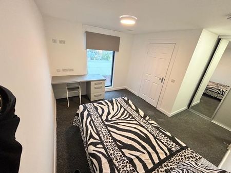 1 bedroom in a flat share to rent - Photo 5