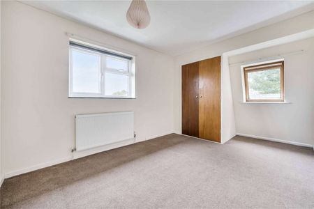 Four bedroom end of terrace house with front and rear gardens. *Please note - Maximum Term : 12 months with rolling break clause from 6 months* - Photo 4