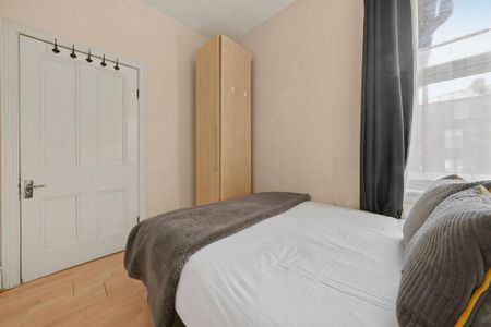 1 bedroom in a house share to rent - Photo 2