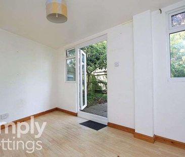 Cranmer Avenue, Hove, BN3 - Photo 2