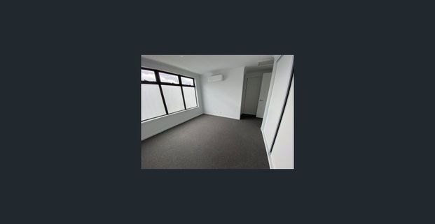 Modern Two-Storey Townhouse in a Prime Location - Photo 1