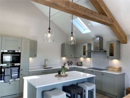 High specification barn conversion with additional separate two bedroom apartment, double garage, gated parking and South facing garden - Photo 5