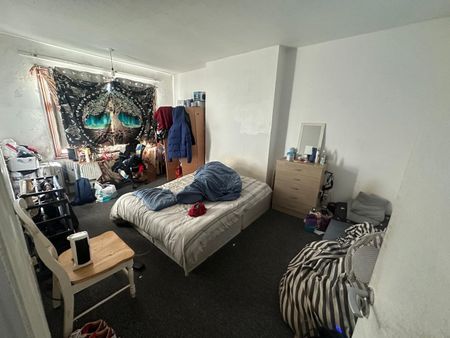 4 Bed Terraced House, Eastern Avenue, IG4 - Photo 5