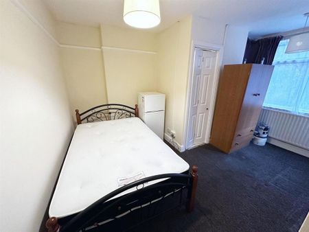 House share to rent - Photo 2