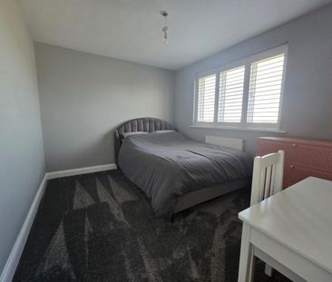 4 bedroom semi-detached house to rent - Photo 5