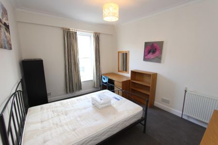 3 bedroom flat to rent - Photo 3