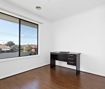 Spacious and Bright 3-Bedroom Home in Thomastown - Photo 2