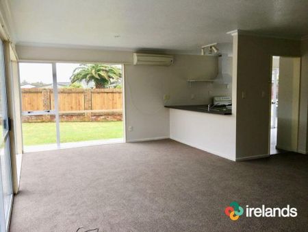 Furnished Room in Warm Beach House - Photo 2