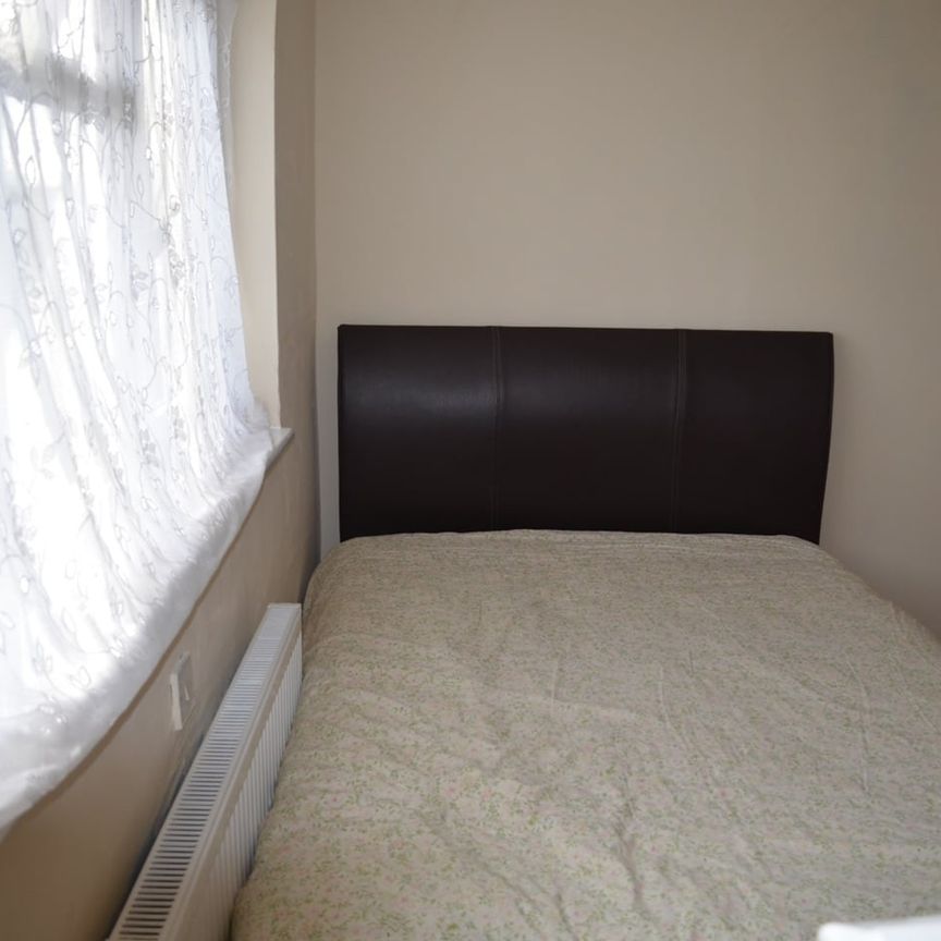 Studio Flat, Blandford Road, BR3 - Photo 1