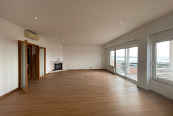 Apartamento T3 com estacionamento e vista de mar em Santo Amaro de Oeiras