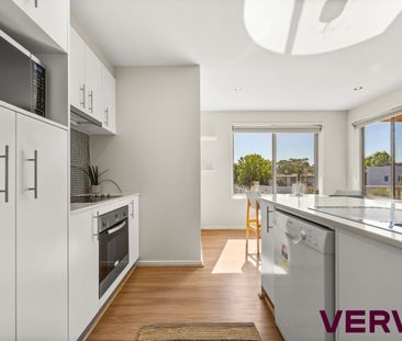 STYLISH SPLIT-LEVEL VILLA - Photo 6