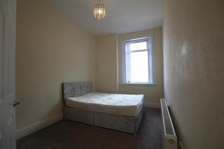 3 bedroom flat to rent - Photo 2