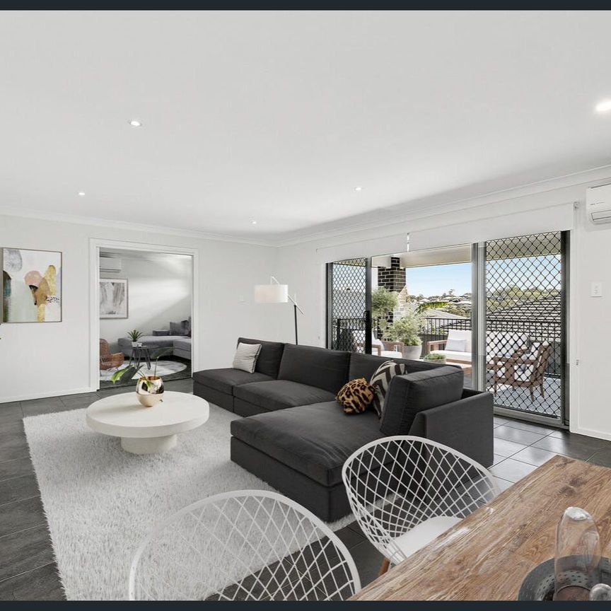 Modern Family Living in Bolwarra - Photo 1