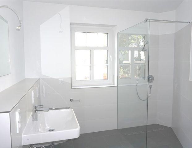 Luxuriöse, barrierefreie Mietwohnung inkl. Einbauküche, Fußbodenheizung und Stellplatz in Top Lux-Pendler Lage!! - Photo 1