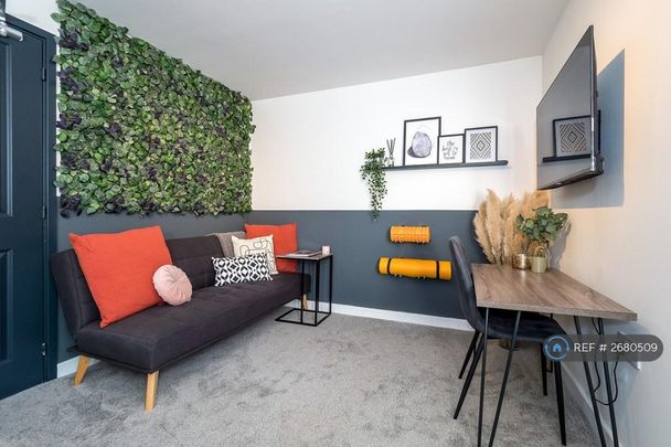 1 bedroom in a house share to rent - Photo 1