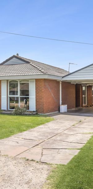 Updated family home only minutes to all the action.. - Photo 1