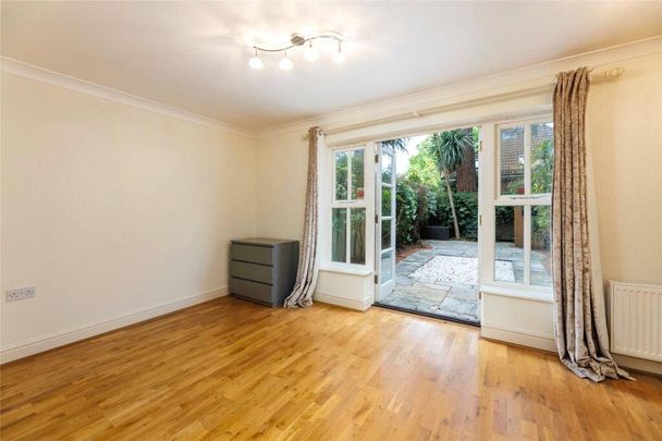 4 bedroom mews to rent - Photo 1