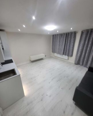 1 bedroom in a flat share to rent - Photo 1