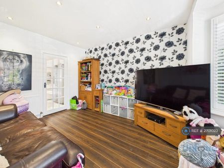 4 bedroom detached house to rent - Photo 3