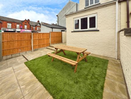 1 bedroom in a house share to rent - Photo 4