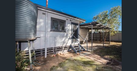 COSY HOME NEAT AS A PIN - Photo 2