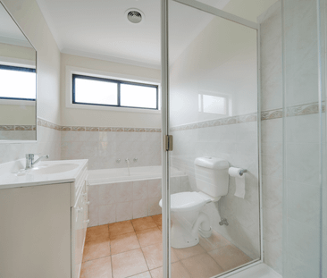 Modern unit, close to everything! - Photo 6
