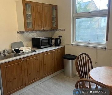 1 bedroom in a flat share to rent - Photo 3