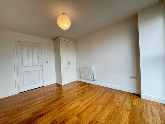 3 Bed Flat, Canterbury House, RM8 - Photo 1