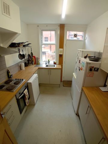 6 Bed - 21 Manor Terrace, Headingley, Leeds - LS6 1BU - Student - Photo 2