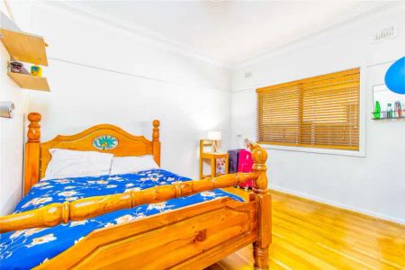 “Beautiful Home! Don't Miss out!” - Photo 4