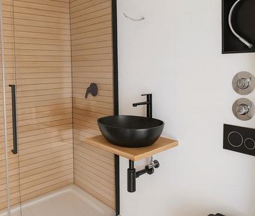 Neu renovierte 2 ZKB Wohnung mit großem Balkon, Top Lage - Photo 1